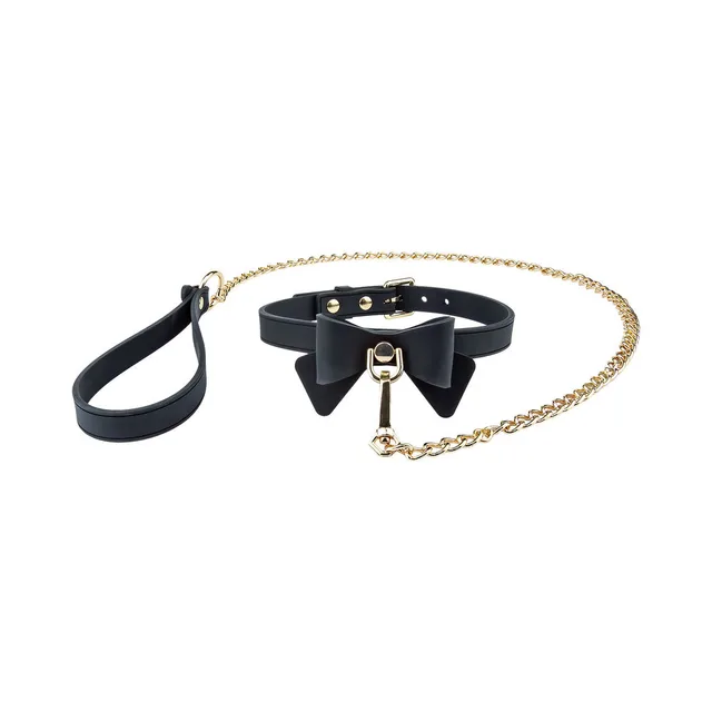 Temptasia Ardor black collar and leash collar connected to wrist-loop handle