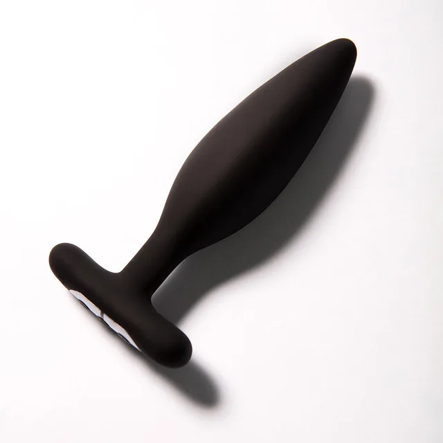 angled side view of black Je Joue Egon plug and curved base