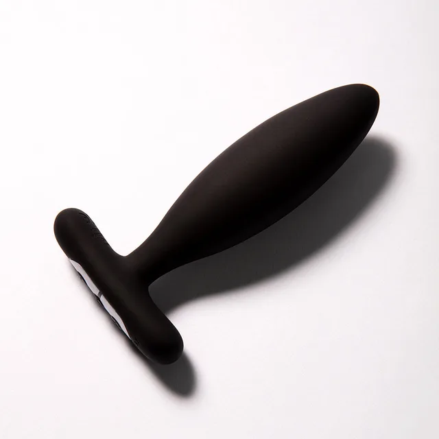 angled side view of black Je Joue Vesta plug and curved T-base