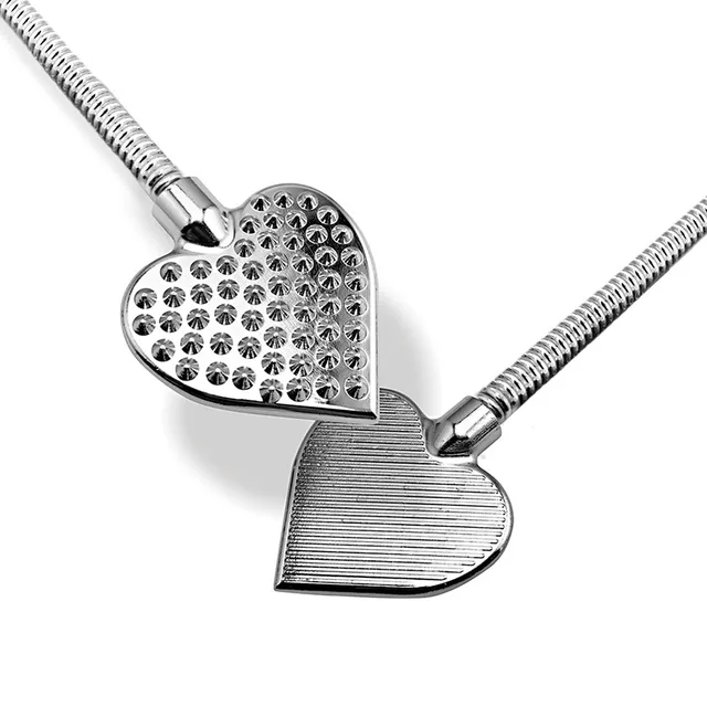 close-up of spiked and grooved faces on the heart-shaped tip