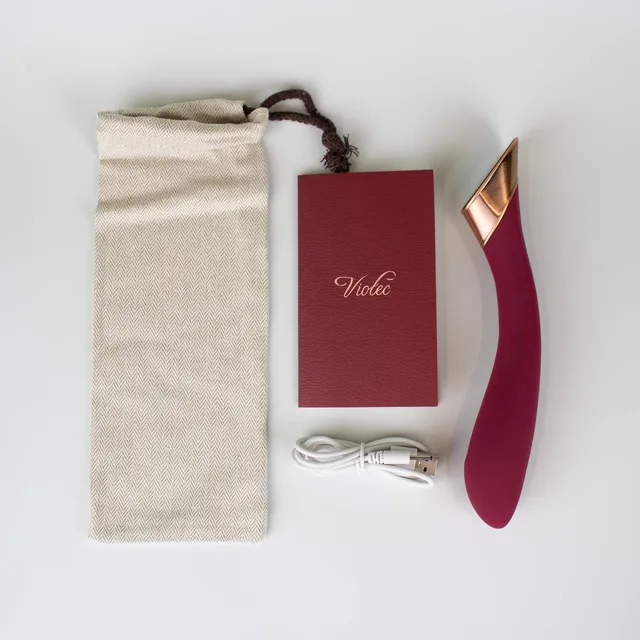 Manto wine-red vibrator set with pouch, booklet and charging cable