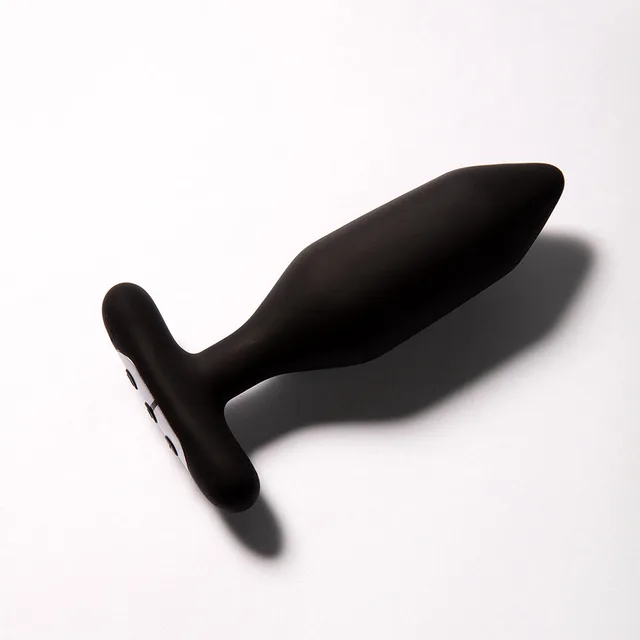angled side view of black Je Joue Onyx plug and curved T-base